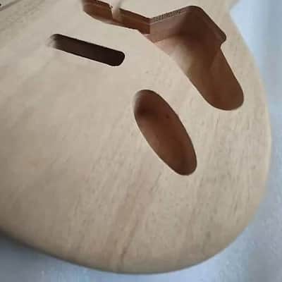 Unfinished Mahogany Wood Strat Style Guitar Solid Body with F Hole imagen 5