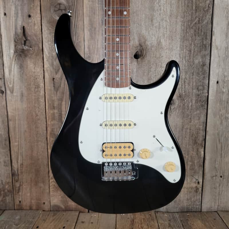 Peavey Raptor Plus HSS Electric Guitar w/ Tremolo Black w