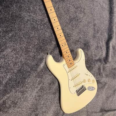 Fender American Professional Stratocaster Olympic White with Maple Fingerboard image 4