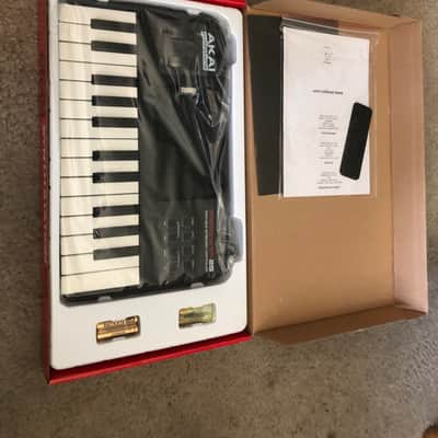 Akai SynthStation 25 iPad MIDI Keyboard Controller 2010s - Black image 2
