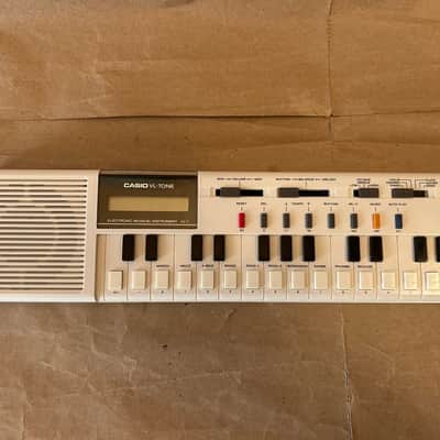 Casio VL-1 Casio VL-1 VL-Tone 29-Key Synthesizer Keyboard 1979-84 Excellent Condition! with Carrying Pouch and Users Manual imagen 3