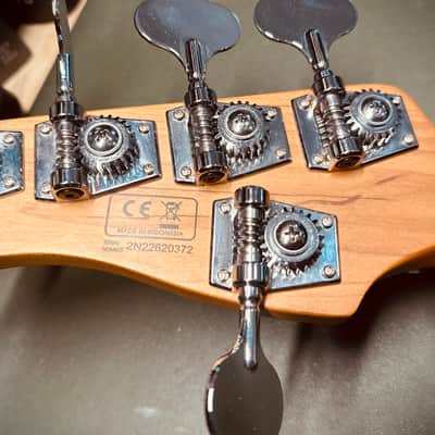 Sire Marcus Miller V5R 5-String 2022 - Present - Mild Green image 6