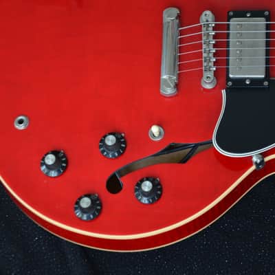 WEEKEND DEAL Gibson ES-335 made in USA 2006*20 years old semi acoustic in mint condition/one owner/frets 100%*lightweight=3,6kg*this beauty sounds/plays/looks really great*Gibson case made in Canada/not China*3290€ Bild 7