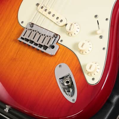 Fender USA American Deluxe Stratocaster Ash with N3 MF, Aged Cherry Sunburst Fender [US13003186] (05/18) image 2