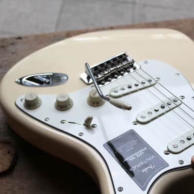 NEW MODEL FENDER "Vintera III Late '60s Stratocaster, Maple Fingerboard, Olympic White" GIGBAG, 3, 75 KG image 6