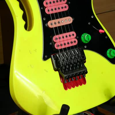 Ibanez JEM777DY Desert Yellow – 1988 First Generation Steve Vai Signature – Disappearing Pyramid Inlays – Original Pink Logo Ibanez Case image 5