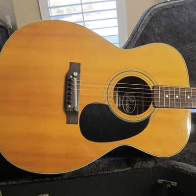 Picador 000-18 Acoustic Guitar Near Perfect Condition with Hard Shell Case Circa-1970s-Natural image 1