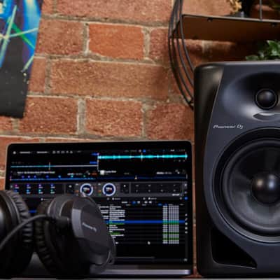 Pioneer DM-50D Active 5" Desktop Monitor and DJ Speakers (Black) with Professional Graded TRS to TRS Cables and Foam Isolation Pads image 3