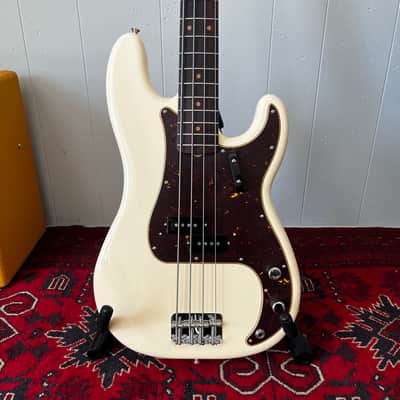 Mojo Dojo – Olympic White Precision Bass – AV II Neck – Custom Shop Pickup – PLEK + Pro Setup – Excellent Player image 1