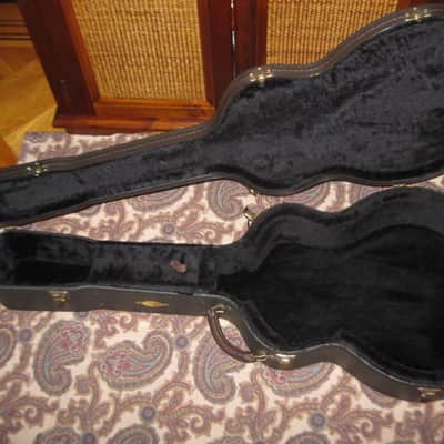 lightly handled (late 90s-early 00s) Taylor Grand Concert Deluxe Brown Hardshell Case (5200-54 but reg black lining) textured dark brown vinyl over 3-ply wooden structure, Foam padding covered w/ reg black plush  lining, brass plated HW, leather handle image 3