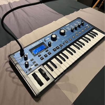 Novation MiniNova 37-Key 18-Voice Synthesizer 2012 - Present - Blue