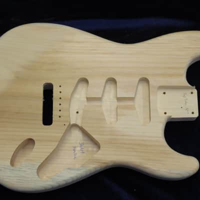 1 Piece 40yr Aged Pine Strat Style body - 3lbs 1oz #3664 *IMPORT CHARGES INCLUDED image 2
