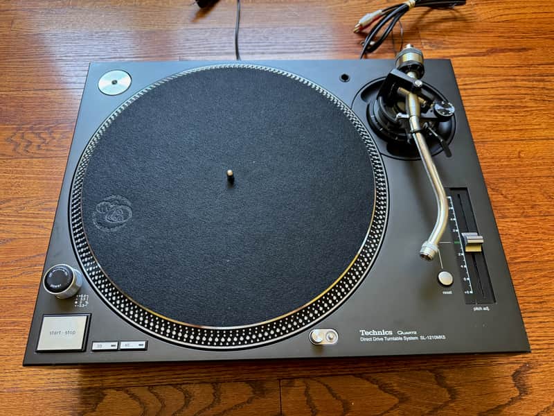 Technics SL- 1210 MK5 (with flight case)