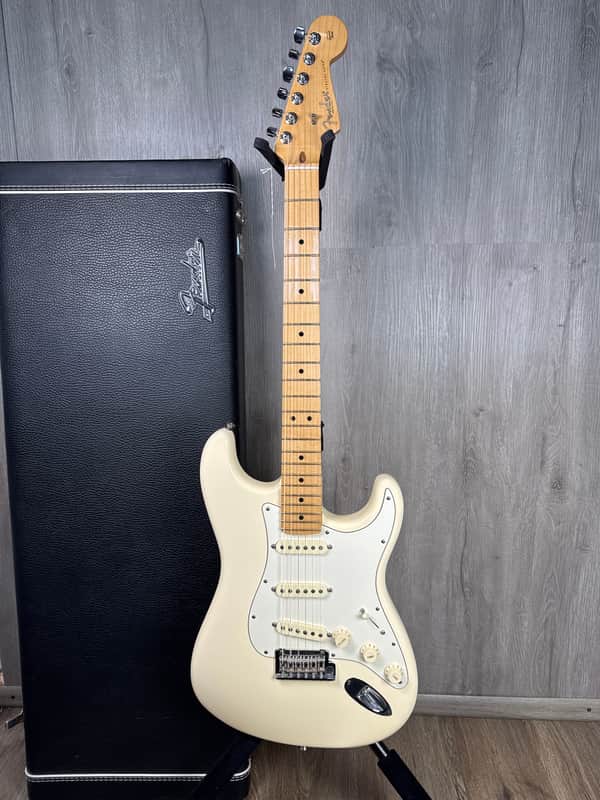 Fender American Standard Stratocaster with Maple Fretboard 2008 - 2016 - Olympic White