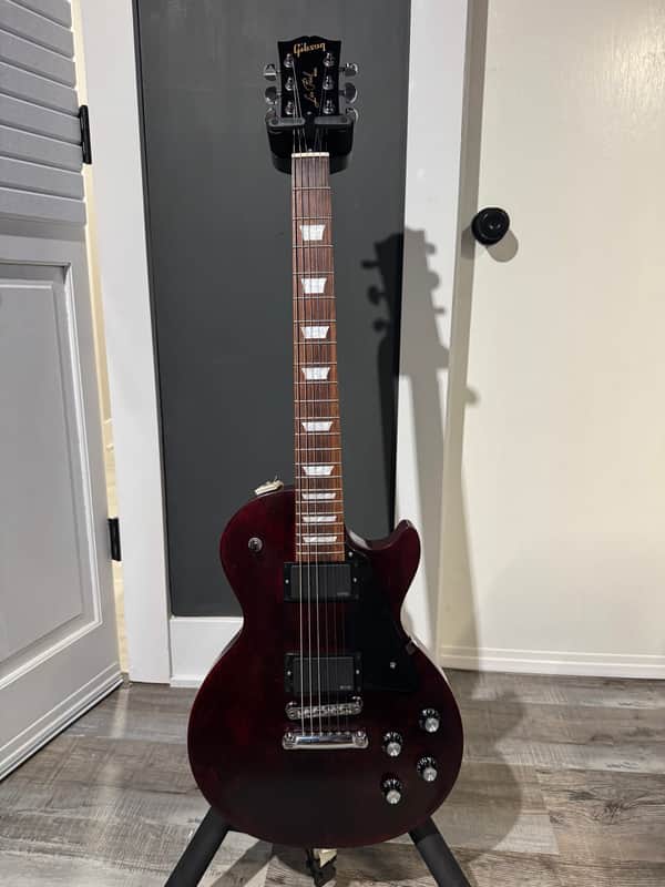 Gibson Les Paul Studio 2023 - Wine Red w/ EMG 60/81