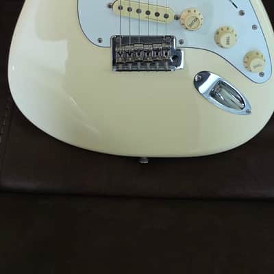 Fender Deluxe Roadhouse Stratocaster with Maple Fretboard 2017 - 2021 Olympic White image 2