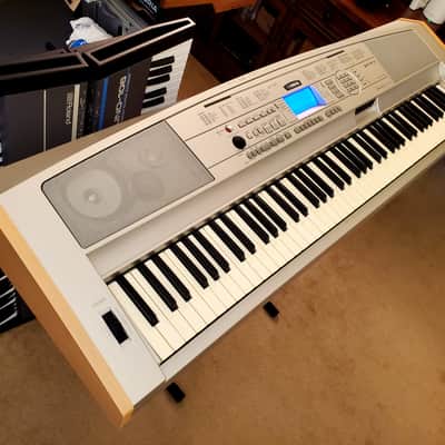 MUST SEE!!! YAMAHA DGX 500 SEMI-WEIGHTED 88-KEY DIGITAL PIANO IN AMAZING CONDITION! image 9