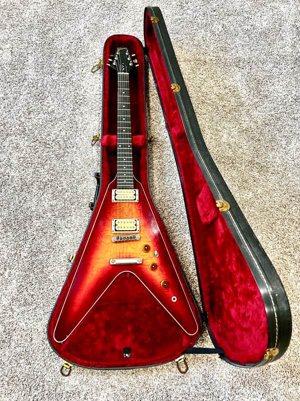 Gibson Flying V / “The V” 1980-1983 - Cherry burst