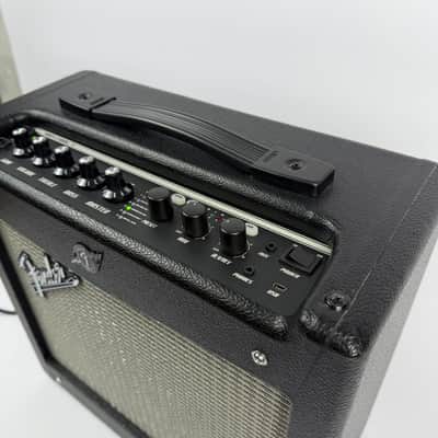 Fender Mustang I V.2 2015 - Black with silver/gray cloth image 6