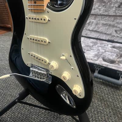 Fender Stratocaster 2017 - Black gloss image 3
