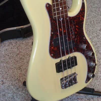 Fender 50th Anniversary American Deluxe Precision Bass Guitar & Case. image 6