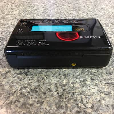 Sony TCD-D8 Portable DAT Recorder w/ Case image 3