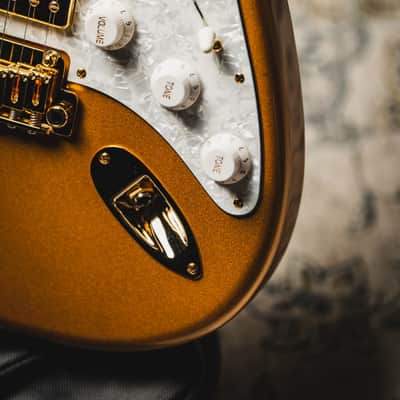 Suhr Classic S Dealer Select Limited Run - Gold w/White Pearl Pickguard, Match Painted Headstock, Gold Hardware & SSCII System image 4