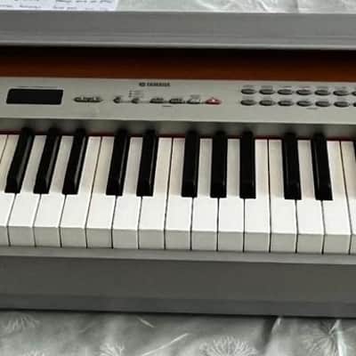 Yamaha P120 - Chrome wood image 4