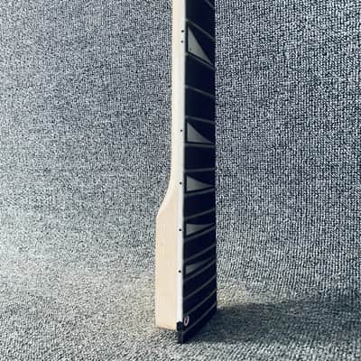 Jackson 5 String Bass Maple Neck, 24 Frets Rosewood Fingerboard image 5