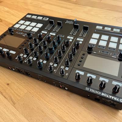 Native Instruments Traktor Kontrol S5 - Black image 4