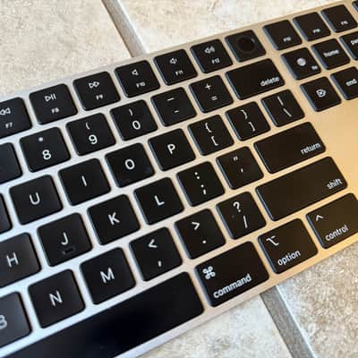 Magic Keyboard with Touch ID and Numeric Keypad for Mac models with Apple silicon - US English - Black Keys image 7