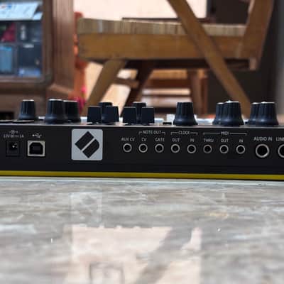 Novation [NOS - New Old Stock] Circuit Mono Station - Paraphonic Analogue Synthesizer 2017 - 2021 - Complete with Box, Manual, Cables, Adaptor image 11
