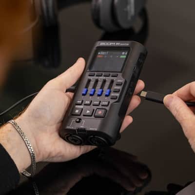 Zoom R4 MultiTrak Digital Mixer with 2-Inch LCD Display, Built-In Condenser Microphone, and Non-Skid Rubber Feet image 5
