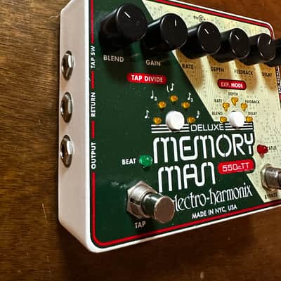 Electro-Harmonix Deluxe Memory Man 550-TT Tap Tempo 550Ms Analog Delay 2012 - Present - Green image 4