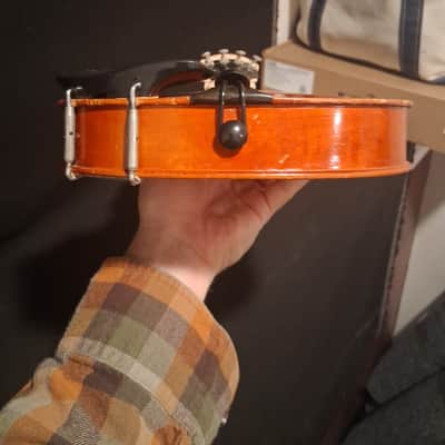 Suzuki 3/4 Violin w/case, bow, and rosin image 18
