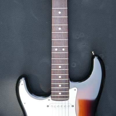 2001 Fender American Stratocaster Left-Handed with Rosewood Fretboard 3-Color Sunburst image 4