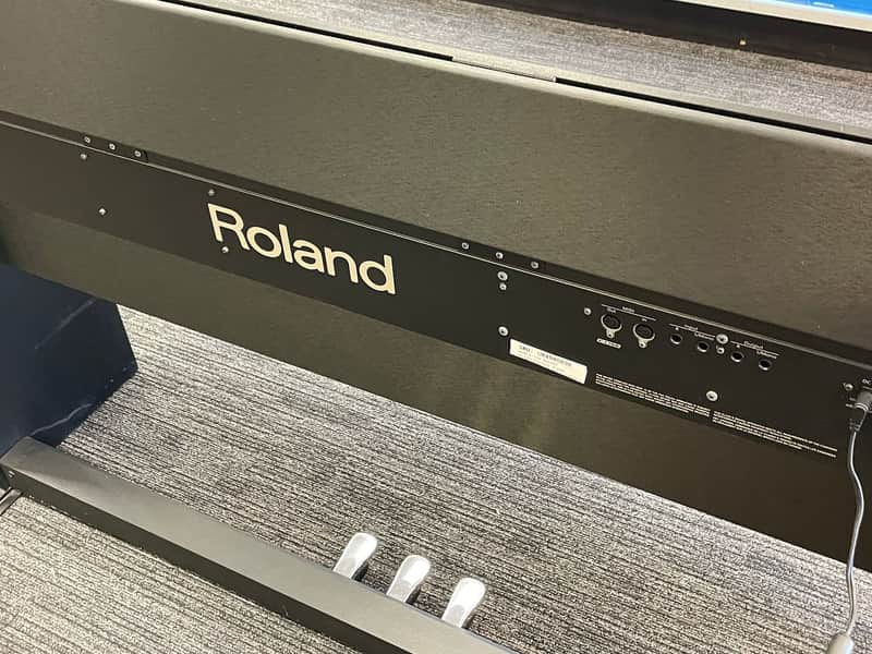 Roland 　F-110-WH　￥36,000-（本体代）多少傷あり Roland - F-110 | Digital Piano