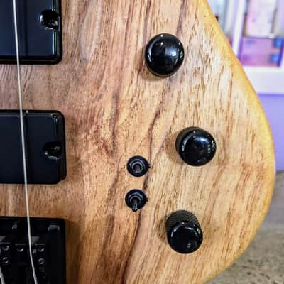 Muckelroy Custom lined fretless Bass image 11