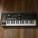Korg MicroKORG 37-Key Synthesizer/Vocoder 2002 - 2019 - Silver