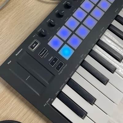 Novation Launchkey Mini MKIII MIDI Keyboard Controller 2019 - Present - Black image 3