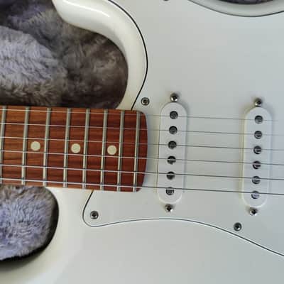 Fender Player Stratocaster HSS with Pau Ferro Fretboard - Polar White image 6