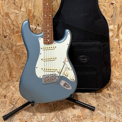 Pre Owned Fender 2022 Vintera '60s Stratocaster - Ice Blue Metallic Inc. Bag image 5
