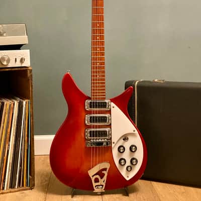 RICKENBACKER 320 electric guitars
