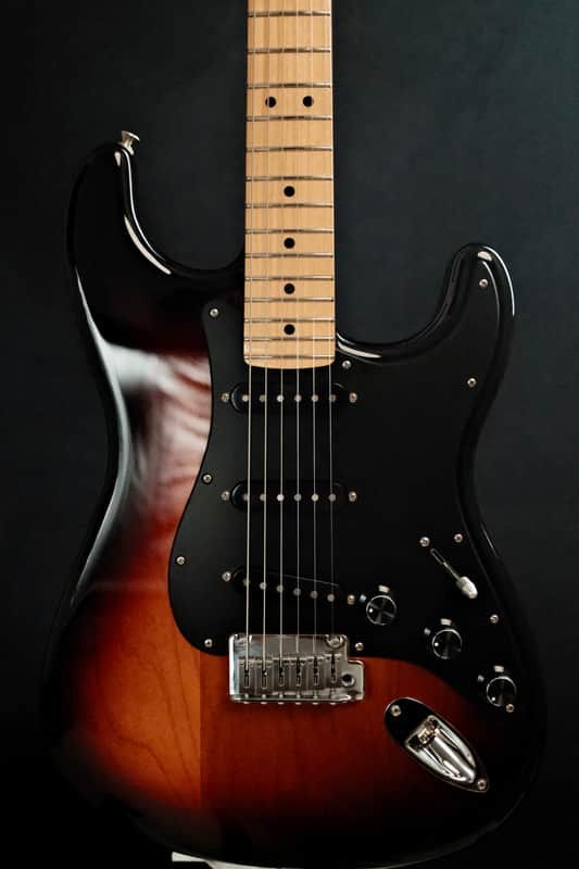 Fender Player Stratocaster with Maple Fretboard 2018 - 2024 - 3-Color Sunburst