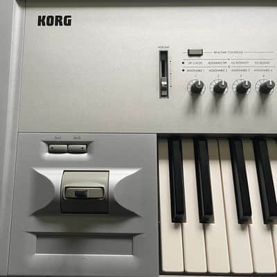 Korg Triton 61-Key 62-Voice Polyphonic Workstation 1999 - 2000 - Silver image 2