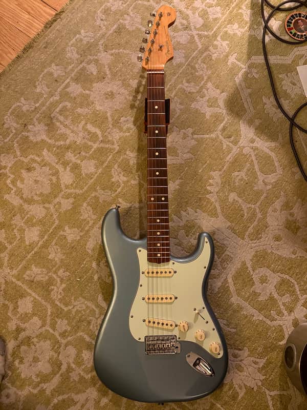 Fender Vintera '60s Stratocaster with Pau Ferro Fretboard 2019 - 2023 - Ice Blue Metallic