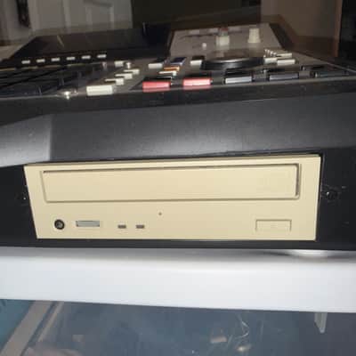 Akai MPC4000 Music Production Center - White image 7