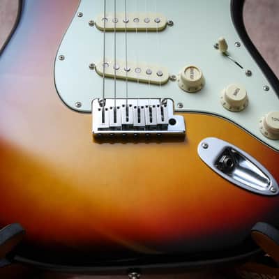 FENDER USA American Elite Stratocaster "3-Color Sunburst + Rosewood" (2020) image 6