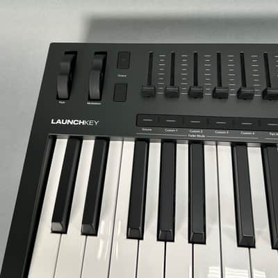Novation Launchkey 49 MKIV MIDI Keyboard Controller - Black image 10