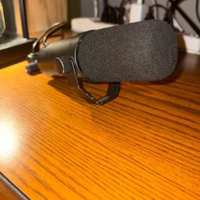 Shure SM7B Cardioid Dynamic Microphone - Present - Black image 1